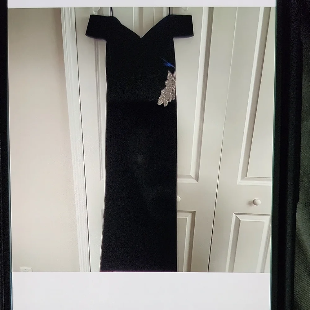 Elegant Blue Velvet Off-Shoulder Dress - Picture 5 of 6